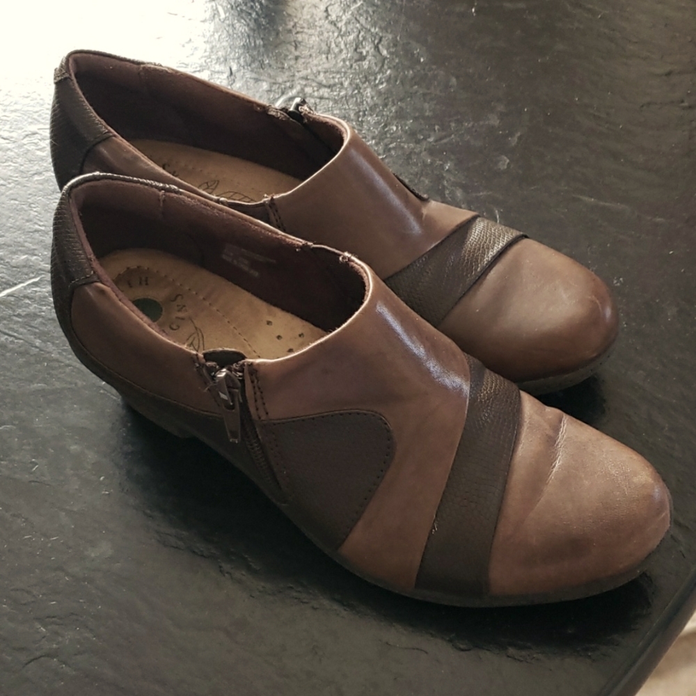 Earth Origins two-tone brown dress shoe. Size 8.5M.